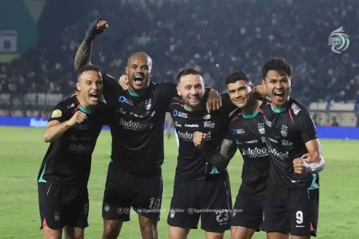 Persib Bandung menghadapi Persik Kediri