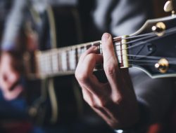 Cara Bermain Gitar yang Mudah untuk Pemula: Panduan Lengkap
