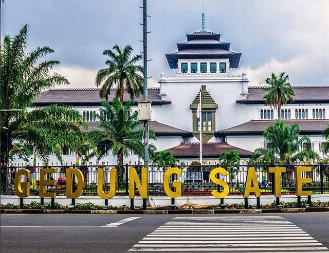 Bandung, ibu kota Provinsi Jawa Barat, dikenal sebagai "Kota Kembang" karena keindahan alam dan budayanya.