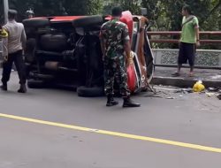 Angkot Terguling di Cadas Pangeran