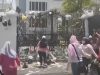Gedung DPRD Jabar diLempari Sampah saat Aksi Protes