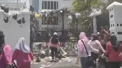 Gedung DPRD Jabar diLempar Sampah