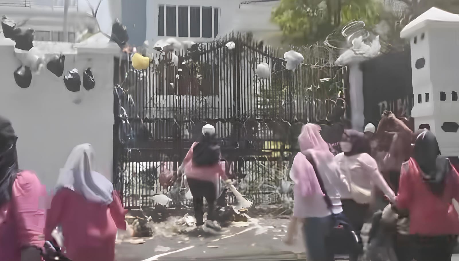 Gedung DPRD Jabar diLempar Sampah
