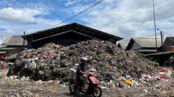 Sampah di Pasar Caringin