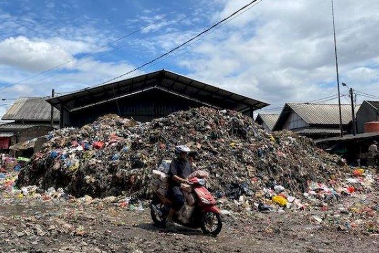 Sampah di Pasar Caringin